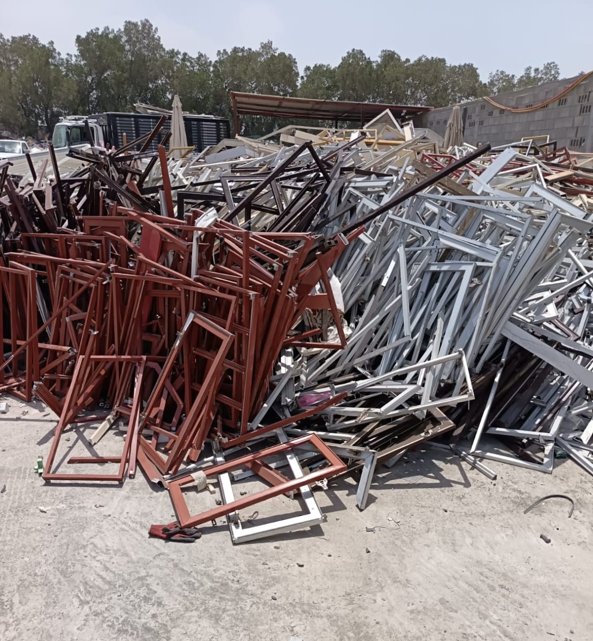 كومة من الخردة والمخلفات المعدنية